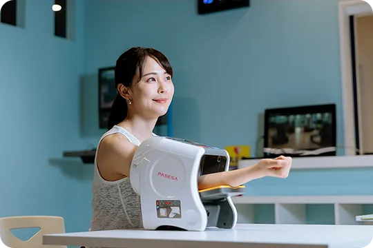 血圧を測る女性