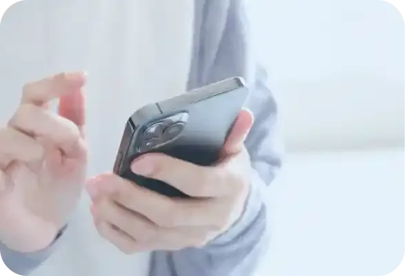 手にスマホを持つ画像