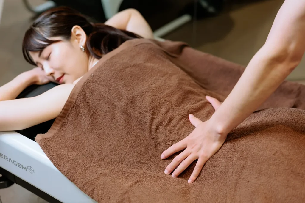 整体の施術を受ける女性2